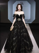 Vestido de fiesta negro de tul con escote en forma de corazón y cuentas y hombros descubiertos