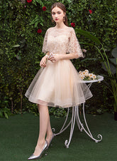 Vestido de fiesta corto de tul con encaje color champán claro