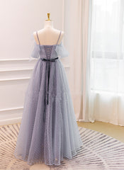 Vestido de fiesta gris de tul con tirantes en forma de A y largo hasta el suelo