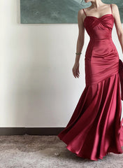 Vestido de fiesta de satén rojo vino con tirantes de corazón