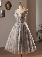 Vestido de fiesta gris con escote en forma de corazón de tul y tirantes con cuentas