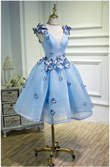Lindo vestido de fiesta de tul azul con escote en V