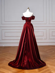 Vestido de fiesta largo con escote en forma de corazón y hombros descubiertos en color rojo vino