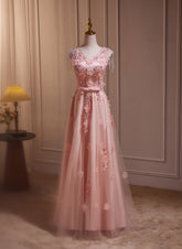 Vestido de fiesta rosa con escote en V, tul, cuentas y apliques de encaje