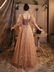 Lindo vestido de fiesta largo de tul color champán con escote en forma de corazón