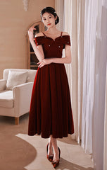 Vestido formal rojo vino con tirantes al descubierto y largo hasta la rodilla