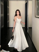 Vestido de fiesta blanco de satén con tirantes en forma de A y largo hasta el suelo