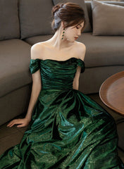 Bonito vestido de noche sencillo con hombros descubiertos en color verde