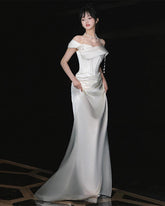 Vestido de fiesta de sirena de satén blanco con escote en forma de corazón y vestido de graduación