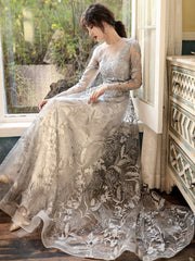 Elegante vestido de noche largo de manga larga en gris plateado.