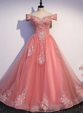 Encantador vestido de fiesta rosa con apliques de encaje y hombros descubiertos