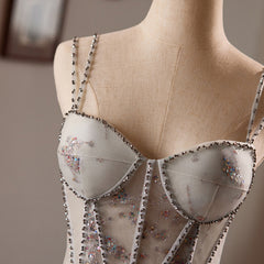 Vestido de fiesta gris con escote en forma de corazón de tul y tirantes con cuentas