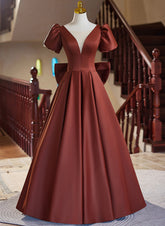 Vestido de fiesta largo sencillo de satén con mangas cortas y escote en V