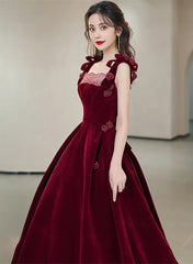 Vestido de fiesta largo con tirantes de terciopelo rojo vino, flores y cordones