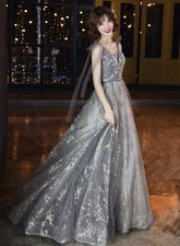 Vestido de fiesta largo de tul gris con escote en V y cuentas en la cintura