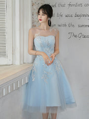 Lindo vestido de fiesta corto de tul azul con encaje y cuentas