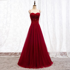 Vestido formal largo con tirantes en rojo oscuro y cuentas en forma de corazón
