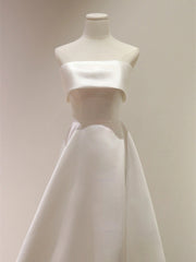 Vestido formal largo de satén blanco sin tirantes, corte A