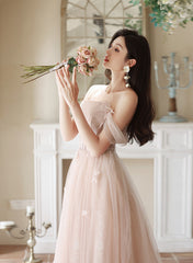Vestido formal largo de tul rosa con hombros descubiertos
