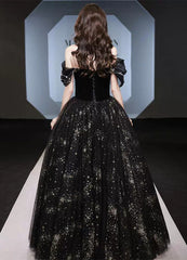 Vestido de fiesta negro de tul con escote en forma de corazón y cuentas y hombros descubiertos