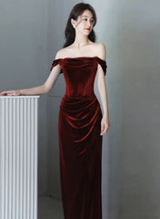 Vestido de fiesta largo con hombros descubiertos y escote redondo en rojo vino