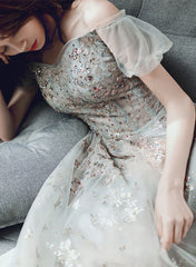 Vestido formal largo verde de corte A con escote en forma de corazón y hombros descubiertos