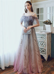 Hermoso vestido de fiesta de tul con hombros descubiertos y tirantes degradados en forma de A