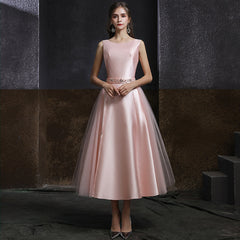 Vestido de fiesta rosa de satén y tul con espalda en V y largo hasta la rodilla