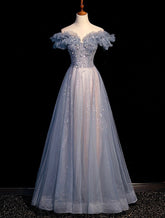 Hermoso vestido de fiesta con hombros descubiertos, mangas abullonadas y cuentas.