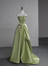 Vestido de noche largo de satén verde con flores y corte en A