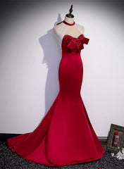 Vestido largo de fiesta de satén de sirena rojo.