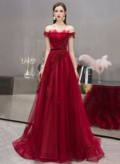 Vestido formal largo de tul con encaje y hombros descubiertos en color rojo vino