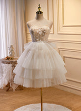 Lindo vestido de fiesta corto color marfil con escote en forma de corazón y cordones
