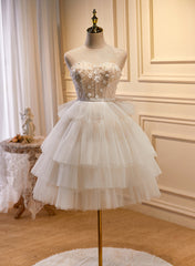 Lindo vestido de fiesta corto color marfil con escote en forma de corazón y cordones