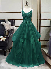 Vestido de fiesta de tul verde con escote en V y apliques de encaje