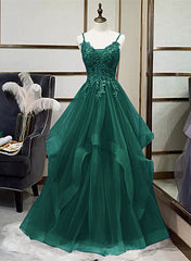 Vestido de fiesta de tul verde con escote en V y apliques de encaje