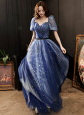 Vestido de fiesta largo de tul azul marino con mangas cortas y corte en A