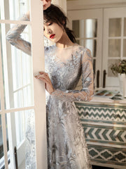 Elegante vestido de noche largo de manga larga en gris plateado.