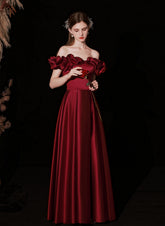 Vestido de noche largo con hombros descubiertos de satén rojo vino