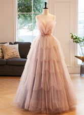 Vestido de fiesta de tul con escote en V y cuentas rosas.