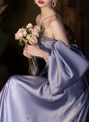 Vestido de fiesta de satén morado claro con cuentas y hombros descubiertos