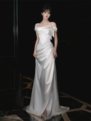 Vestido de fiesta de sirena de satén blanco con escote en forma de corazón y vestido de graduación
