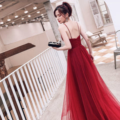 Vestido de fiesta de tul con tirantes bajos y sencillo color rojo vino