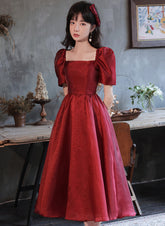 Precioso vestido de fiesta de organza de manga corta en color rojo vino