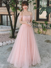 Vestido de fiesta sencillo de tul con hombros descubiertos en color rosa y corte A para graduación