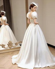 Vestido de fiesta largo de satén blanco con mangas cortas y flores y cuentas