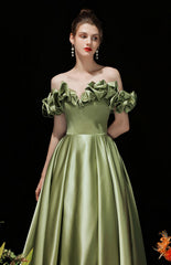 Vestido de fiesta de satén verde con hombros descubiertos