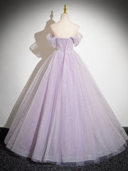 Vestido formal largo con escote en forma de corazón de tul color lavanda y hombros descubiertos