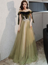 Vestido de noche largo de terciopelo y tul con hombros descubiertos en verde y encaje