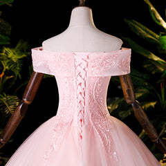 Vestido de fiesta de tul rosa con hombros descubiertos y apliques de encaje